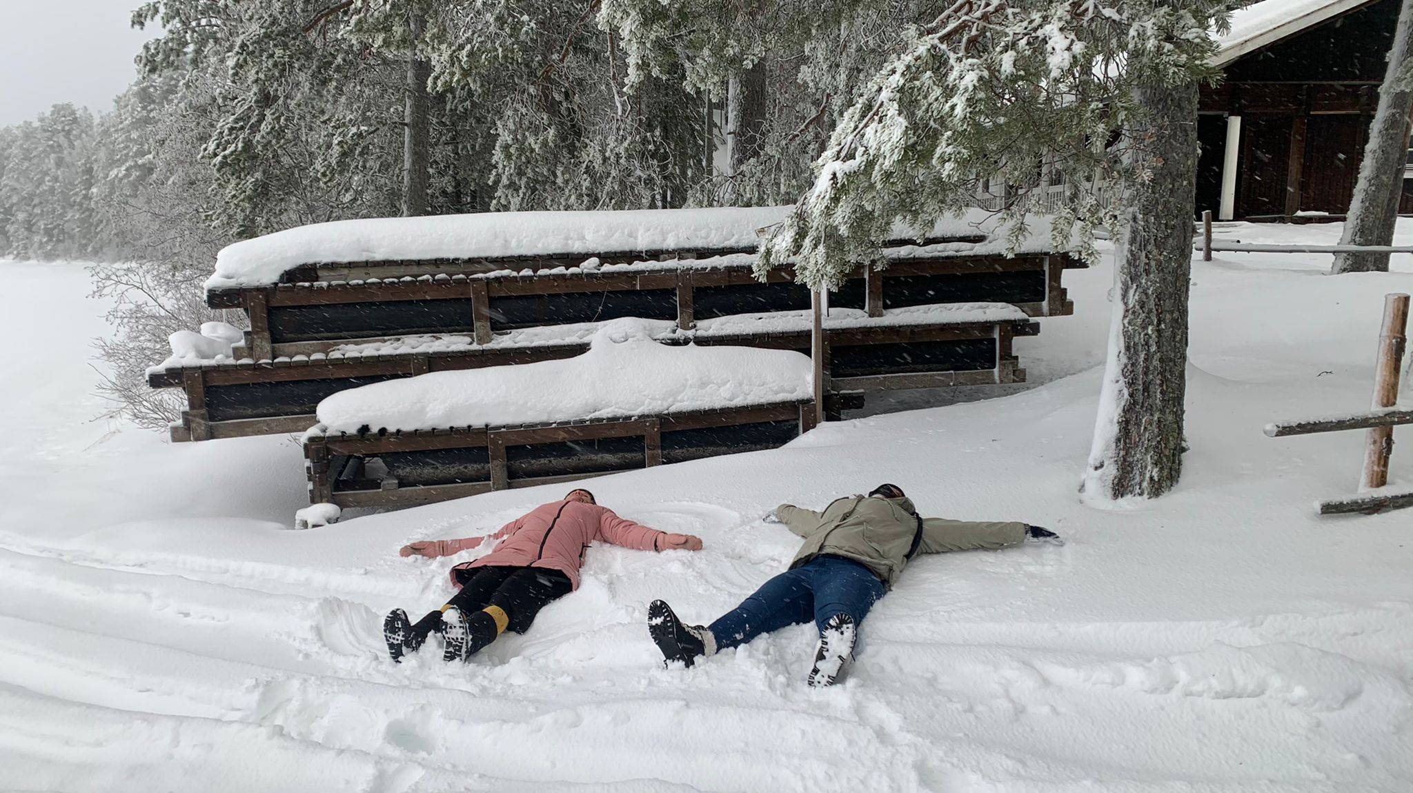 Nuorisokeskus Metsäkartano harjoittelija Mira ja lumi