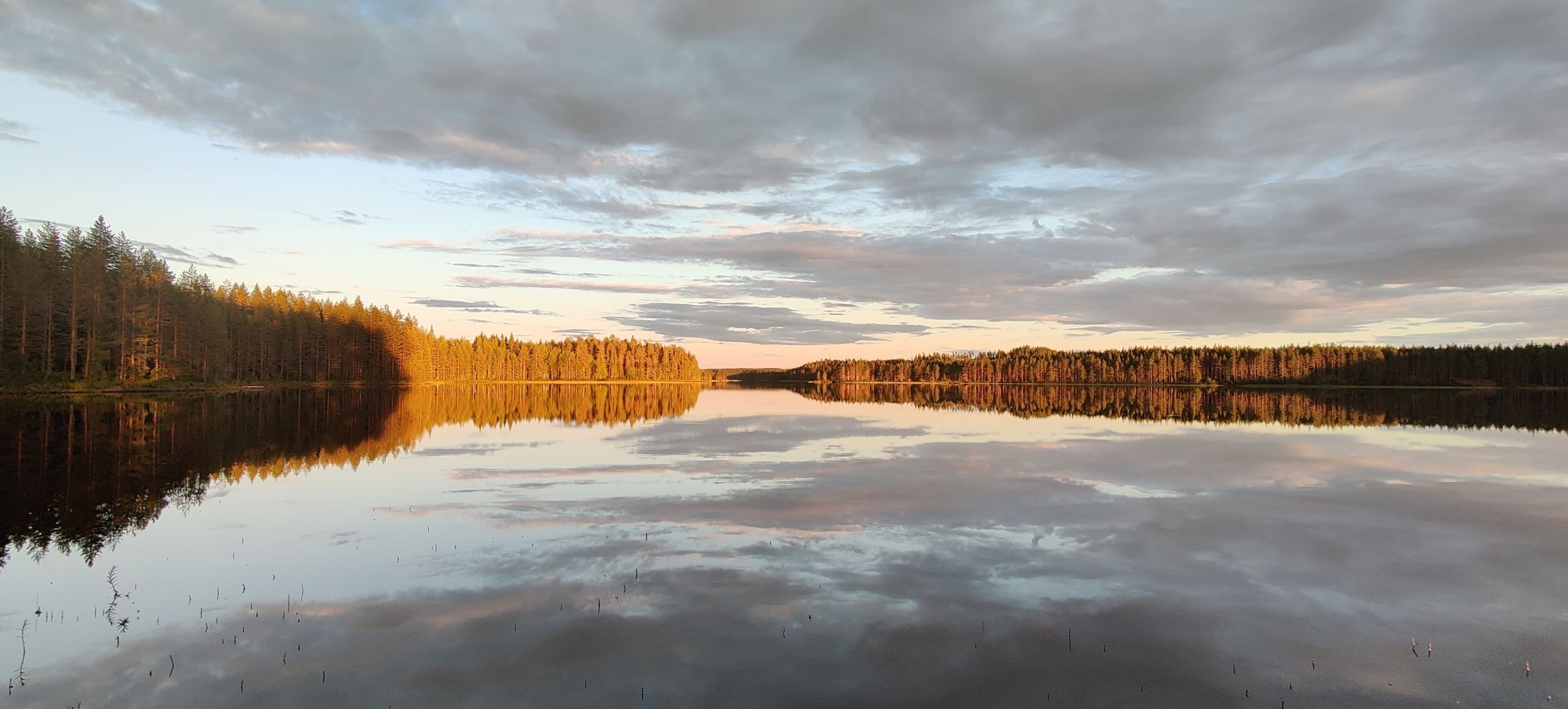 Metsäkartanon järvimaisema auringonlaskussa