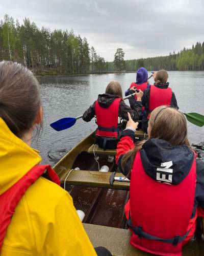 Nuorisokeskus Metsäkartanon miehistökanootti nuoret kyydissä